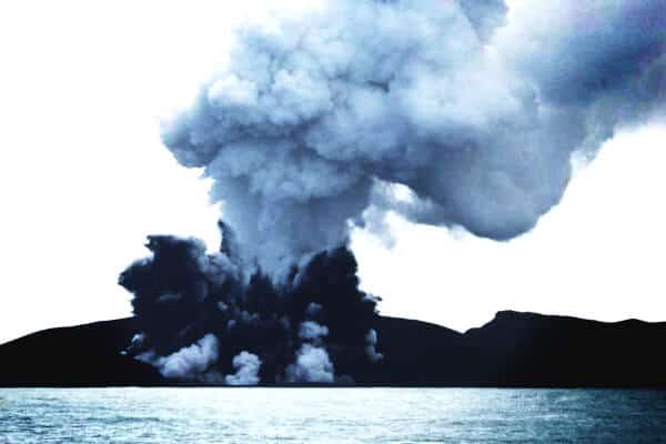 volcan en plena erupcion